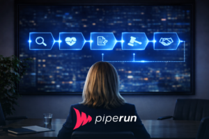 Mulher executiva de costas em sala de reunião, observando no painel um fluxo de etapas de vendas complexas com ícones em azul neon.