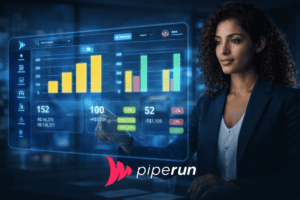 Profissional interage com dashboard de CRM estratégico em holograma, em ambiente corporativo escuro com luz azul, simbolizando controle, visão centralizada e análise de dados comerciais.