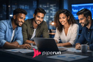 Equipe de vendas reunida em escritório moderno com luz azul, analisando dados em conjunto e mostrando como o CRM estratégico apoia organização, alinhamento e escala de resultados.