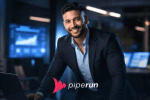 Vendedor de alta performance em ambiente corporativo noturno, com iluminação azul e telas ao fundo, representando foco em performance comercial e uso de CRM para tomada de decisão.