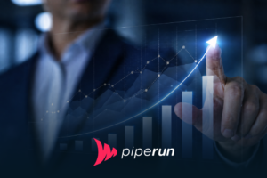 Profissional de negócios toca um gráfico holográfico de crescimento em tons de azul, com barras e linha ascendente, em um ambiente corporativo escuro e tecnológico, ilustrando estratégias para aumentar a receita da empresa.