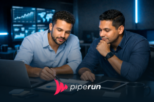 Dois vendedores brasileiros em um escritório tecnológico escuro analisam dados e estruturam um plano de vendas, com notebook, tablet, relatórios e iluminação azul discreta ao fundo