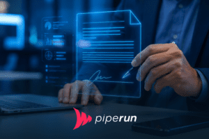 Executivo usando laptop e assinando contrato digital holográfico para agilizar a gestão de contratos da empresa.