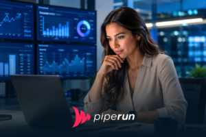 Profissional revenue manager analisando métricas de receita e dashboards comerciais em escritório corporativo moderno com iluminação azul tecnológica.