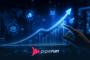 Ilustração tecnológica em tons escuros com neon azul mostrando gráfico de crescimento ascendente, elementos visuais de marketing e indicadores digitais em composição minimalista futurista sobre Revenue Marketing.
