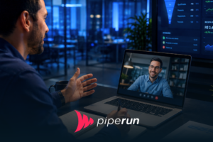 Vendedor em videochamada com cliente em escritório corporativo moderno, representando diferentes tipos de vendas e operação comercial multicanal.