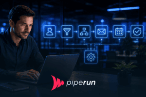 Profissional acompanha o fluxo comercial em um CRM com automação de vendas