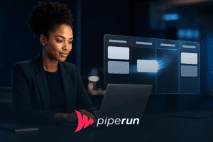 Profissional em escritório escuro utiliza CRM visual com interface simples para organizar oportunidades de venda em CRMs fáceis de usar.