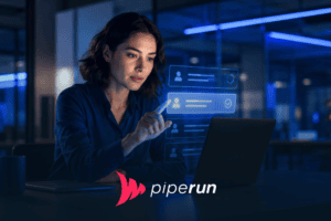 Profissional seleciona contatos no CRM para recuperar clientes inativos
