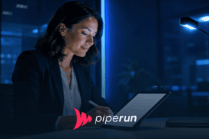 Executiva revisa uma proposta no tablet durante o fechamento de vendas