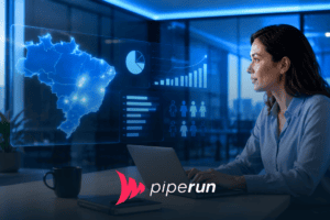 Profissional analisando dados de inteligência comercial no CRM em escritório moderno com iluminação azul.