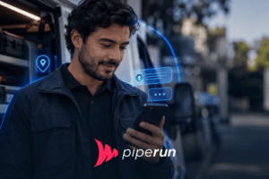 Técnico em atendimento externo usando o celular para responder cliente pelo CXM PipeRun, com ícones de localização e chat sobrepostos, ao lado do veículo de serviço