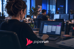 Consultora de vendas resolvendo processos manuais com o CRM PipeRun, funil de vendas visível na tela do notebook