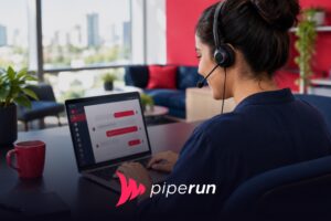 Atendente de suporte de CRM em português conversando com cliente por chat